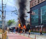 부산서 정화조 차량 전신주 충돌 후 불..운전자 숨져