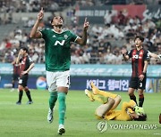 '구스타보 결승골' 전북, 서울 1-0 제압..울산과 '승점 5' 차이