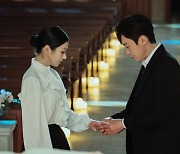 '이브' 서예지·박병은, 둘만의 성당 언약식..당혹스러운 표정 포착