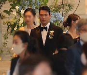 코오롱 이웅렬 장남 이규호 비공개 결혼식..정·재계 인사 총출동
