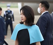 외교부, 김건희 여사 순방 '지인 동행'에 "절차 따라 여권 발급"