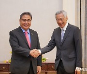 박진, 싱가포르 총리 만나 "北미사일 단호 대응" 강조