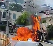 부산서 정화조 차량 전신주 충돌 후 불..운전자 숨져
