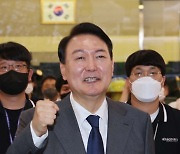 윤석열 대통령, 항우연 위성운영동 방문