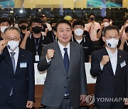 '항우연 파이팅' 외치는 윤석열 대통령