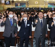 '항우연 파이팅' 외치는 윤석열 대통령