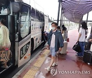 나리타공항에서 관광버스 타는 한국인 첫 단체 관광객