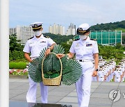 유엔기념공원 참배하는 해군사관학교