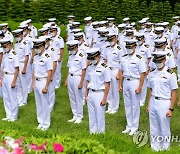 유엔기념공원 참배하는 해군사관학교