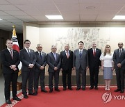 중남미 10개국 장·차관급 인사 접견하는 윤석열 대통령