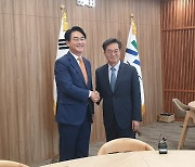 악수하는 박용진 의원과 김동연 경기지사