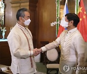 마르코스 신임 필리핀 대통령과 악수하는 왕이 중국 외교부장