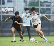 손흥민, 성남서 아마추어 선수들과 '동네 축구'로 몸풀기