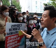[포토]서울도시가스 점검원 항의에 발언하는 오세훈 시장