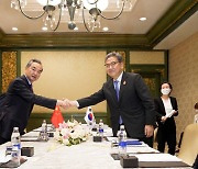 中 왕이 만난 박진 "자유·인권 수호 위해 국제사회 공조"