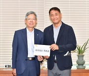 '아시안컵 화이팅!' KBL 김희옥 총재, 농구대표팀에 격려금