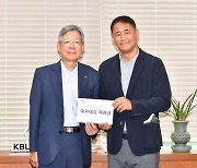 김희옥 KBL 총재, 농구 국가대표팀에 격려금 전달