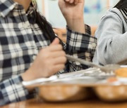 '고물가 역습'..학교 급식에 과일 대신 케이크, 정치 이슈로 부상한 일본