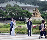 청와대 분수대 앞 윤석열 대통령 부부 등신대