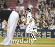 [MD포토] 김재환 '임찬규 상대로 역전 투런포'