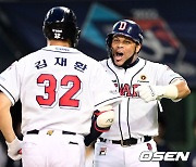 김재환, '역전 투런포에 페르난데스 축하 받으며' [사진]