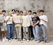 세븐틴 '더블 밀리언셀러' 한터차트 초동 인증패 수상 '영예'[공식]