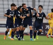 까데나시 4·5호골..서울 E, 1위 광주 상대로 2-2 무승부