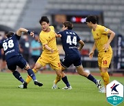 [K리그2 현장리뷰] '2-0→2-2' 서울 이랜드, 광주와 끝내 무승부..'8위+10G 무승'