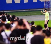 [MD포토] 손흥민 '끝없는 팬 서비스는 계속된다'