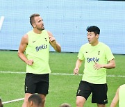 케인-손흥민,'한국 축구팬들 앞 즐거운 대화' [사진]