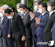 아베 전 총리 운구차에 인사하는 기시다 총리