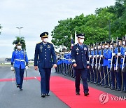 의장대 사열하는 정상화 공군참모총장