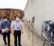 기후재난 사진전 살펴보는 김성호 본부장