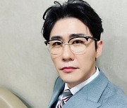 영탁, '쇼챔피언' 출연 인증샷..날렵 비주얼+지적인 매력[M+★SNS]