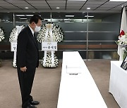 Korean President visits Abe's memorial altar in show of will to mend ties with Tokyo