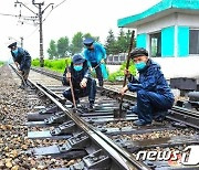 장마철 사고 대비 점검하는 북한 철도운수부문 일꾼들