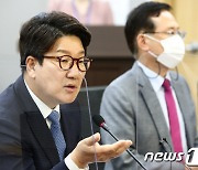 인사말하는 권성동 원내대표