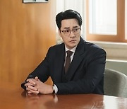 '닥터로이어' 소지섭 VS 최재웅, 일촉즉발 대면 포착 '팽팽 기싸움'