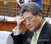 '신동주 불법자문' 민유성 전 산업은행장 영장 기각