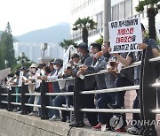 "공멸 막자"..대우조선 하청노조 파업 중단 촉구 '인간 띠 잇기'(종합)