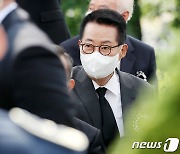 '출국금지' 박지원 "기자 전화로 알아.. 검찰이 계속 코미디"