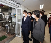 특수학교 찾은 박순애에 "20분 거리 차로 운전..학교 늘려달라"