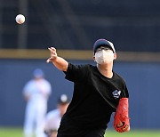 [포토]시구하는 박주상 군, '포수 미트를 향해 힘찬 투구'