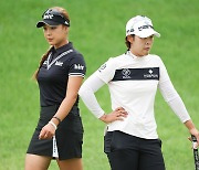 윤이나, 사흘 연속 선두로 첫 우승에 바짝..맞대결한 박지영 따돌려 [KLPGA]