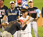 김민식에게 MVP 트로피 바치는 정은원 [MK포토]