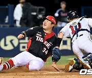 최형우,'발이 느렸어' [사진]