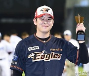 첫 00년대생 MVP 정은원 "김민식 선배님 연락처 알고 싶다" [올스타전]