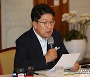 권성동 "文정권과 다른 과학방역 약속..일상제약 최소화해야"