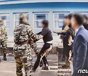 [속보]통일부 "'북송' 당시 영상 있어.. 국회 제출 가능한지 검토"