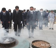 제주4·3평화공원 참배하는 한덕수 총리